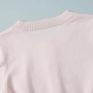 Vista ravvicinata dello scollo rotondo a coste di questo cardigan in maglia rosa da donna autunno