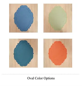 Sets de table brodés en lin-coton bleu, vert et orange avec de jolis bords festonnés.