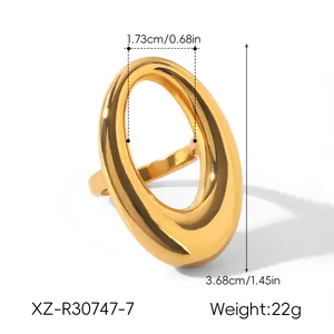 Détail d'une bague géométrique ajourée plaquée or 18 carats avec informations sur le poids