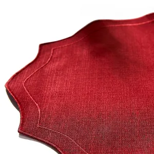Set de table élégant en lin rouge à bords festonnés avec broderie détaillée