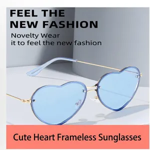Detailansicht einer blauen herzförmigen randlosen Sonnenbrille mit Metallbügeln.