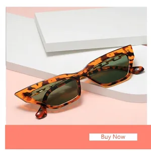 Nahaufnahme einer schicken Cat-Eye-Sonnenbrille mit Leopardenmuster und Goldketten