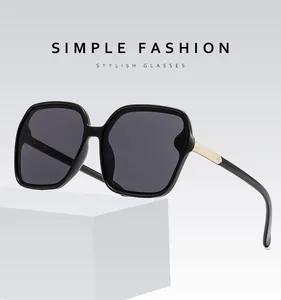 Übergroße schwarze Sonnenbrille mit eleganten Goldakzenten und UV400-Sonnenschutz.