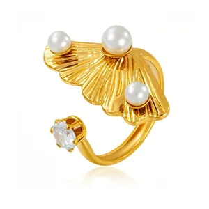 Eleganter goldener verstellbarer Ginkgo-Blatt-Ring mit weißen Perlen und Zirkonia