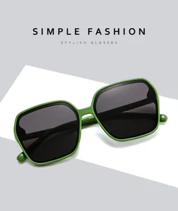 Große grüne Sonnenbrille mit quadratischem Rahmen und dunklen Gläsern für Streetstyle