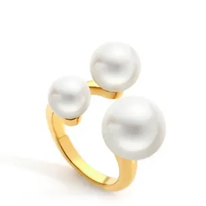 Elegant 18K gold plated open ring featuring three luminous white pearls of various sizes.