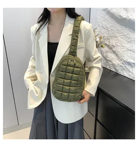 Marsupio casual in nylon trapuntato verde oliva da donna con design a pieghe