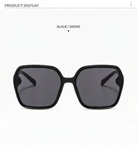 Vorderansicht modische Oversize-Sonnenbrille in Schwarz mit grauen Gläsern