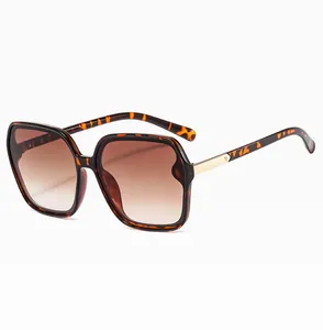 Detailansicht der großen Schildpatt-Sonnenbrille mit braun verlaufenden Gläsern.