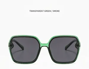 Übergroße transparente grüne quadratische Sonnenbrille mit rauchigen Gläsern, UV400.