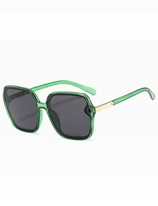 Detailansicht der grünen, übergroßen quadratischen Sonnenbrille mit Goldakzenten