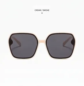 Vorderansicht der Oversize-Sonnenbrille mit cremefarbenem Rahmen und Rauchgläsern