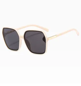 Detailansicht der beige übergroßen Sonnenbrille mit Goldbügeln und UV400-Gläsern