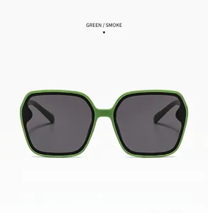 Frontansicht der übergroßen grünen Sonnenbrille mit rauchgrauen Gläsern, UV400-Schutz.