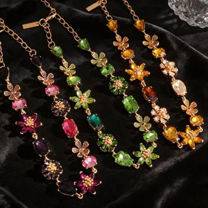 Gros plan détaillé de colliers de fleurs en cristal de luxe vintage sur velours noir