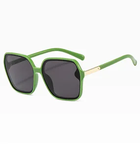 Detailansicht der trendigen grünen Oversize-Sonnenbrille mit goldenen Akzenten