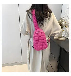 Vista posteriore di un elegante borsello in nylon trapuntato rosa acceso su cappotto beige