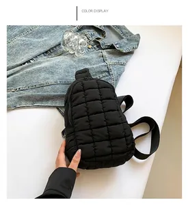 Borsa a tracolla in nylon trapuntato nero con una trama a pieghe unica e casual