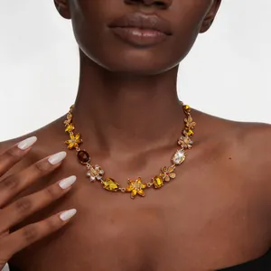 Élégant collier vintage fleurs avec cristaux ambrés porté par un mannequin chic