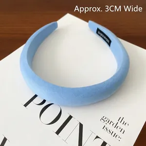 Détail du bandeau éponge rembourré bleu clair de 3 cm de large avec finition en tissu.
