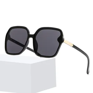 Übergroße schwarze quadratische Sonnenbrille mit Goldakzenten und UV400-Schutz