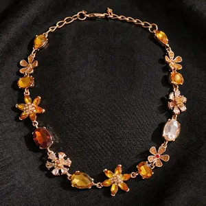 Gros plan détaillé d'un collier de fleurs en cristal vintage avec pierres orange