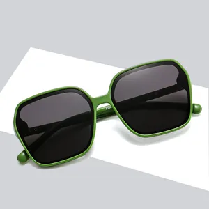 Modische grüne Oversized-Sonnenbrille mit dunklen Gläsern und UV400-Schutz