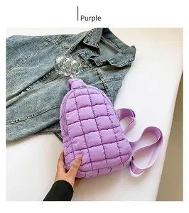 Dettaglio di una borsa pettorale in nylon trapuntato viola con trama a pieghe morbide
