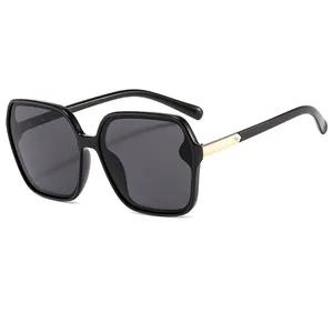 Trendige Oversize-Quadrat-Sonnenbrille mit UV400-Schutz und schicken goldenen Bügeln.