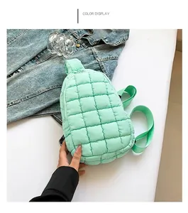 Vista dettagliata della borsa da petto in nylon trapuntato leggero da donna menta