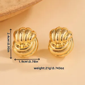 Detailansicht goldene Ohrringe mit Wellenstruktur, Größe und Gewichtsangaben