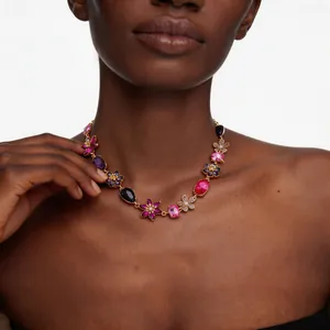 Gros plan d'un collier de fleurs en cristal de luxe avec des pierres colorées