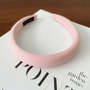 Vue détaillée du serre-tête éponge rose rembourré de 3 cm pour un effet bombé