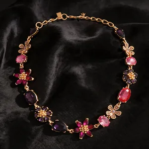 Vue détaillée d'un collier de fleurs en cristal vintage sur velours noir élégant