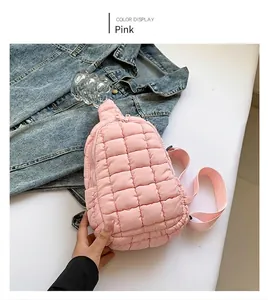 Borsa a tracolla in nylon trapuntato rosa leggero per stile casual da donna