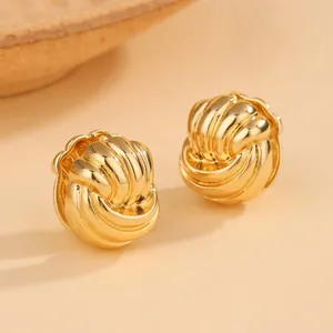 Chunky goldfarbene Creolen mit unregelmäßiger Wellenstruktur und minimalistischem Design