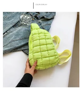 Vista dettagliata della borsa a tracolla trapuntata verde lime leggera da donna