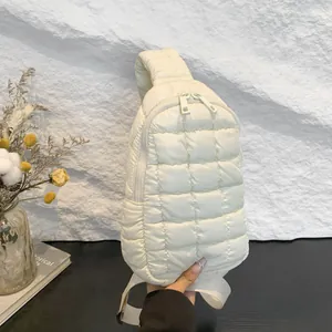 Borsa a tracolla trapuntata in nylon bianco con design a pieghe per uso quotidiano