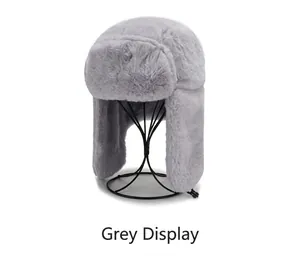 Vue détaillée du chapeau trappeur en peluche épaisse d'hiver en couleur grise