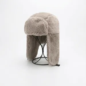 Détail en gros plan d'une chapka d'hiver en peluche kaki pour la chaleur unisexe