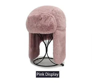 Vue détaillée d'une tuque ushanka rose en peluche pour la protection hivernale