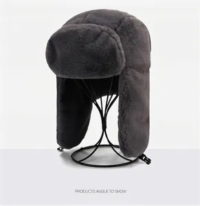 Vue latérale détaillée d'un bonnet ouchanka en peluche grise sur un support en fil
