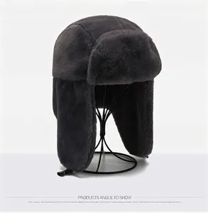 Vue latérale détaillée d'une épaisse toque de trappeur en peluche grise sur un support