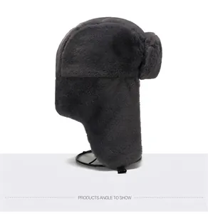 Vue latérale détaillée d'une ouchanka en peluche gris foncé épaisse pour l'hiver