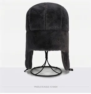 Vue arrière d'un bonnet d'aviateur en peluche gris foncé avec protège-oreilles.