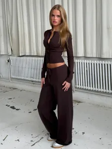 Elegante completo due pezzi da donna con cardigan in maglia marrone e pantaloni larghi