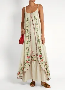 Élégante robe longue blanc cassé à imprimé fleuri avec bretelles et coupe ample style bohème