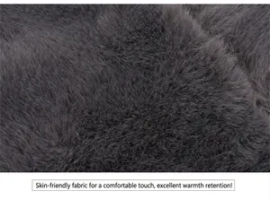 Détail en gros plan de la doublure en fausse fourrure grise pour bonnet d'hiver