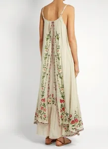 Vue arrière détaillée de l'élégante robe maxi fleurie avec fente et bretelles