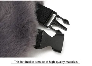 Détail de la boucle en plastique de haute qualité sur le bonnet d'hiver